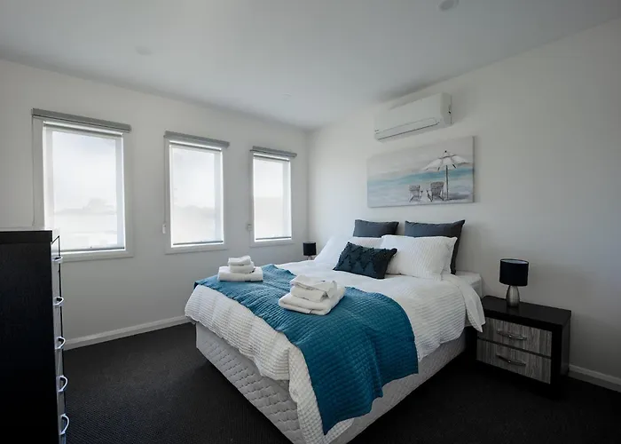 Beautiful Newly Built Townhouse 5Min Walk To Beach