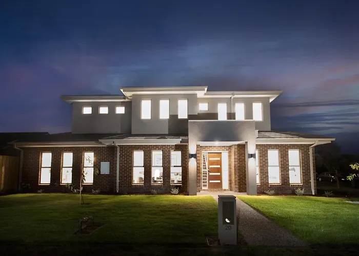 Beautiful Newly Built Townhouse 5Min Walk To Beach