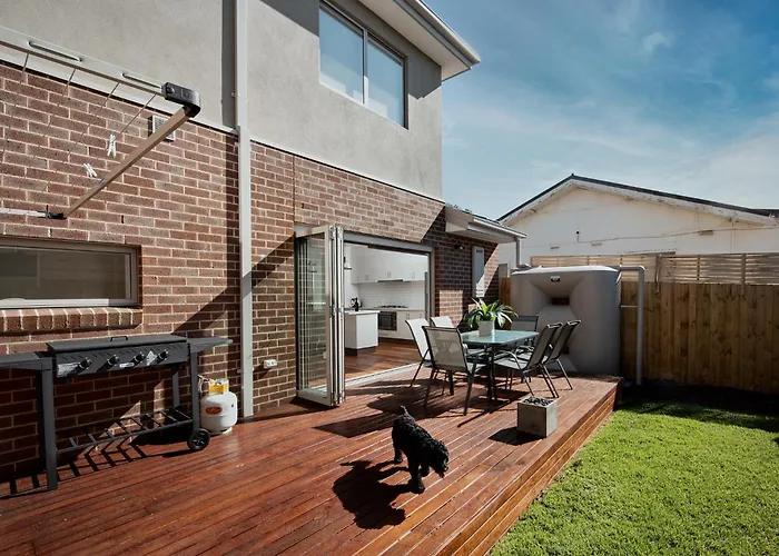 Beautiful Newly Built Townhouse 5Min Walk To Beach