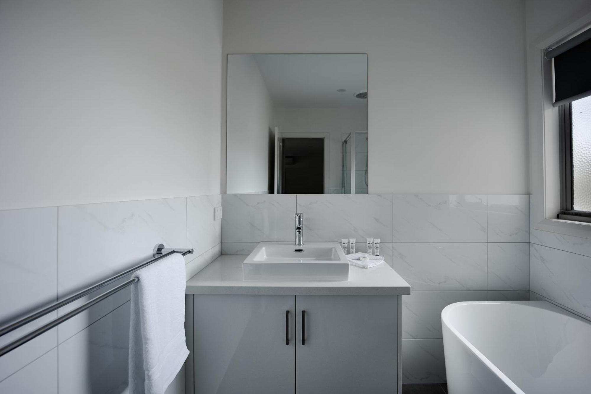 Beautiful Newly Built Townhouse 5min Walk To Capel Sound