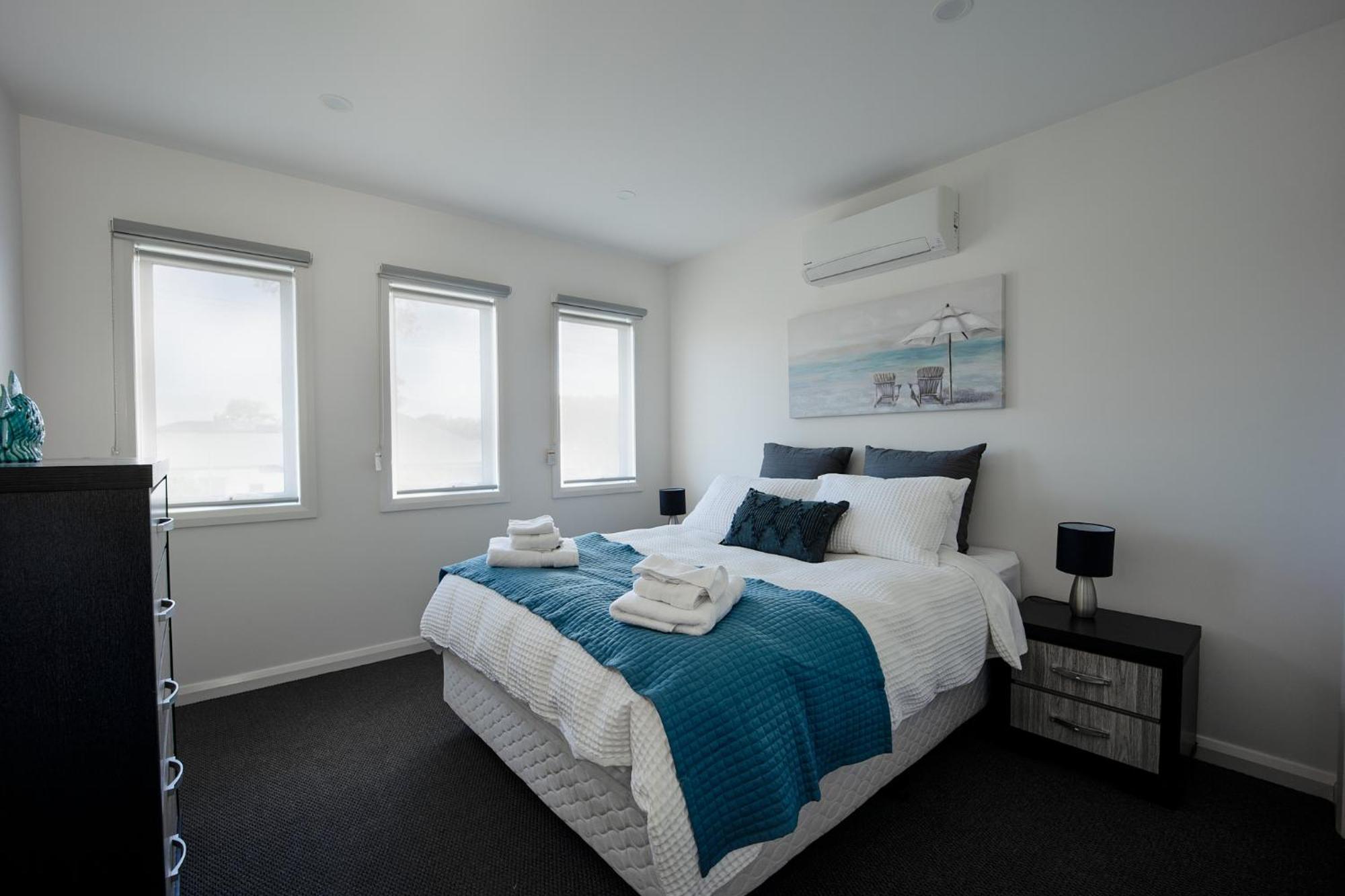 Beautiful Newly Built Townhouse 5min Walk To Capel Sound